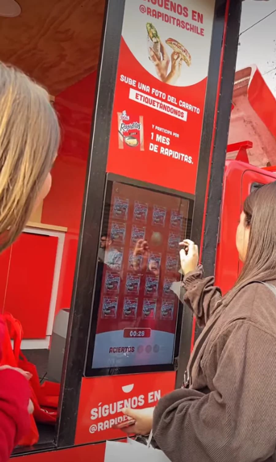 Una persona jugando Memorice Rapiditas en la pantalla táctil vertical